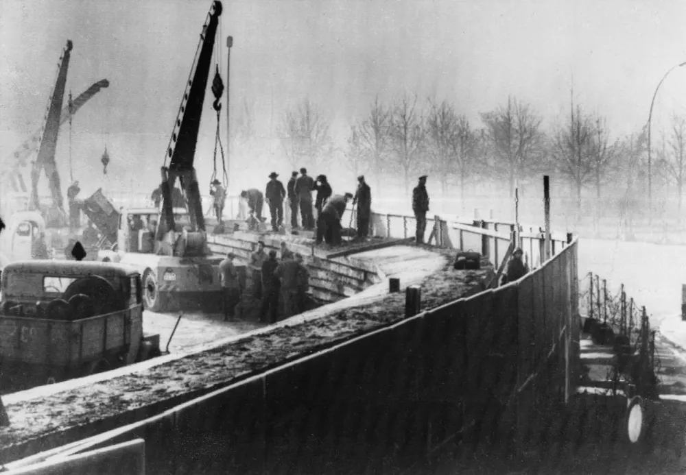 Vzhodnonem&scaron;ki delavci med gradnjo zidu novembra 1961 / Foto: Wikipedija
