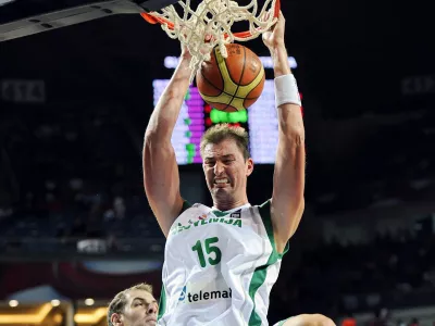 Slovenia's Primoz Brezec dunks the ball during the eighth final round of the World Basketball Championship against Australia, in Istanbul, Turkey, Sunday, Sept. 5, 2010. (AP Photo/Mark J. Terrill) / Foto: Mark J. Terrill