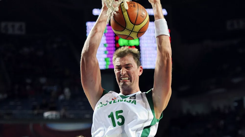 Slovenia's Primoz Brezec dunks the ball during the eighth final round of the World Basketball Championship against Australia, in Istanbul, Turkey, Sunday, Sept. 5, 2010. (AP Photo/Mark J. Terrill) / Foto: Mark J. Terrill
