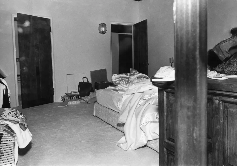 This is the rumpled bed on which the dead body of glamour queen Marilyn Monroe was discovered early August 5th. She was found nude in the bed, clutching a telelphone. Police said the death was an apparent suicide.08-06-1962,Image: 154802549, License: Rights-managed, Restrictions:, Model Release: no / Foto: Profimedia