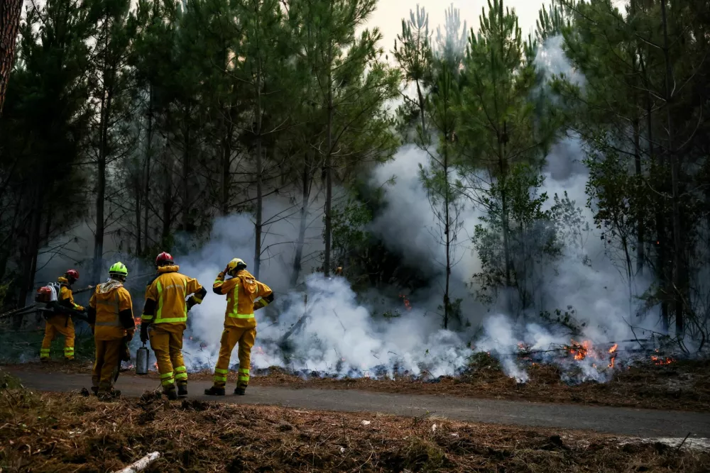 FILE PHOTO: Firefighters carry out controlled burning operations in Le Porge, Gironde department, amid drought conditions following a heatwave and water shortages across much of France, July 30, 2026. REUTERS/Sarah Meyssonnier/File Photo / Foto: Sarah Meyssonnier