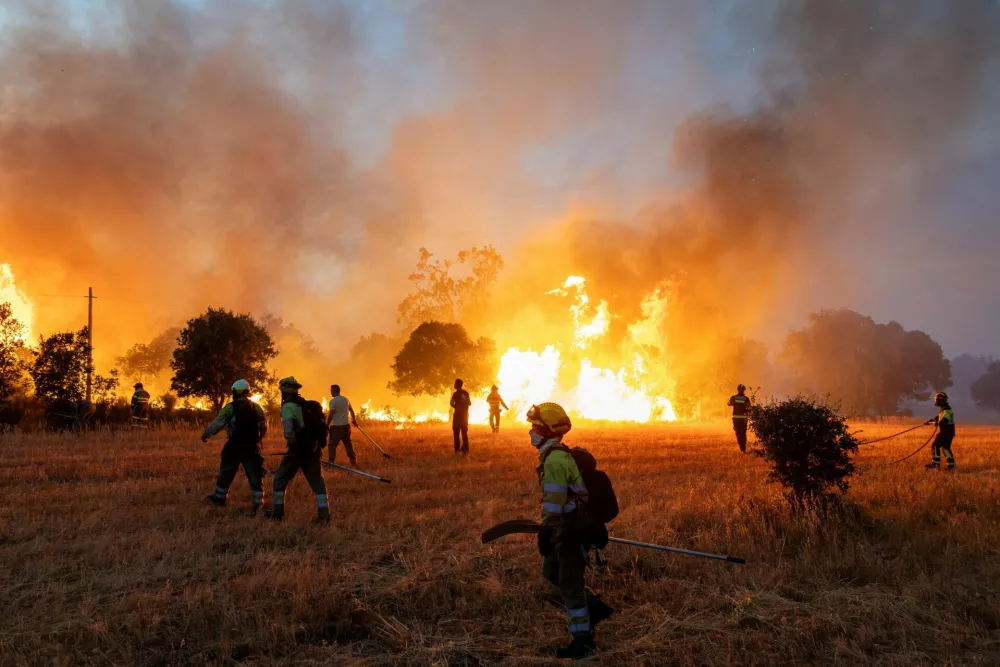 Residents and firefighters work to extinguish an advancing wildfire near Formariz in Zamora province, Spain, July 29, 2026. REUTERS/Umit Bektas   TPX IMAGES OF THE DAY / Foto: Umit Bektas
