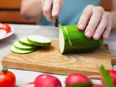 Close up of a woman cutting fresh vegetables. / Foto: Kieferpix Getty Images