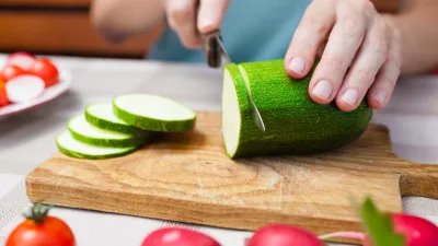 Close up of a woman cutting fresh vegetables. / Foto: Kieferpix Getty Images