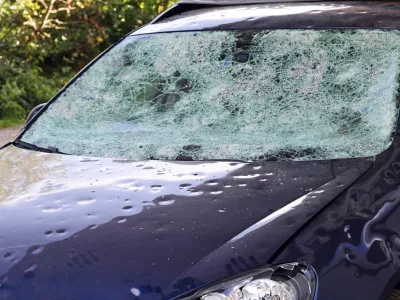 Hail damage to a car. Large hailstones have completely destroyed a car / Foto: Astrid860