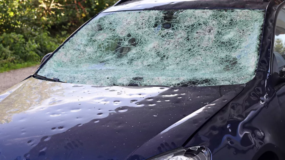 Hail damage to a car. Large hailstones have completely destroyed a car / Foto: Astrid860