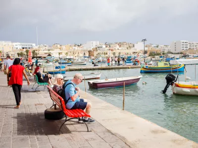 Marsaxlokk, Malta - 9th of October, 2024: Tourists walking around and enjoying the views of Marsaxlokk fishers village on Malta / Foto: Elifilm Getty Images