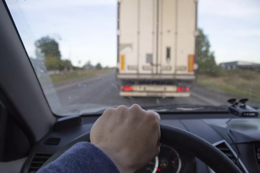 Overtaking a car. Travel by car. Dangerous maneuver. / Foto: Aleksandr Potashev Getty Images/istockphoto