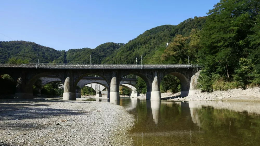 Slovenija, Zidani Most, 10.08.2026, 10. avgust 2026Nizek vodostaj reke Save zaradi su&scaron;nega obdobja, narava, su&scaron;a, su&scaron;no obdobje, pomanjkanje padavin, vročina, vročinski val, poletje,Foto: Borut Živulović/F.A.Bobo / Foto: Borut ŽivuloviĆ