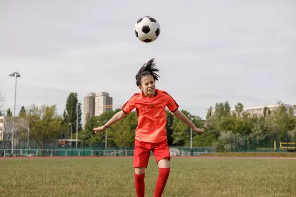 A girl soccer player heading the ball / Foto: Istock