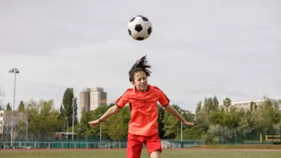 A girl soccer player heading the ball / Foto: Istock
