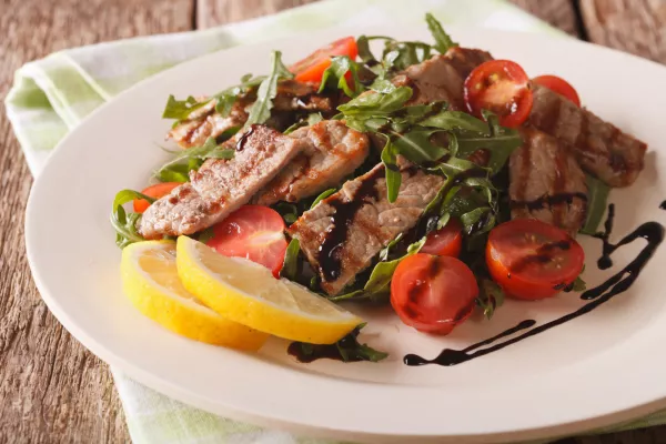 Straccetti&nbsp;salad with grilled beef, arugula and tomatoes close-up on the table. Horizontal / Foto: Alleko