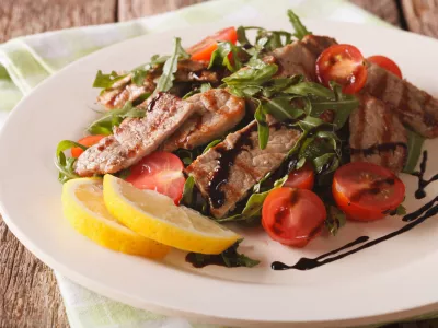 Straccetti&nbsp;salad with grilled beef, arugula and tomatoes close-up on the table. Horizontal / Foto: Alleko