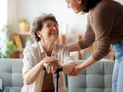 Kot so nekoč star&scaron;i skrbeli za nas, je prav, da tudi mi v pozni življenjski dobi skrbimo za njih. / Foto: Istock