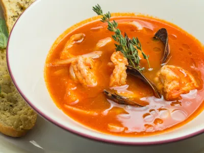 Fish soup with tomatoes and mussels, decorated / Foto: Revalentcrimea