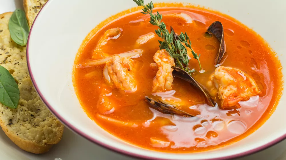 Fish soup with tomatoes and mussels, decorated / Foto: Revalentcrimea