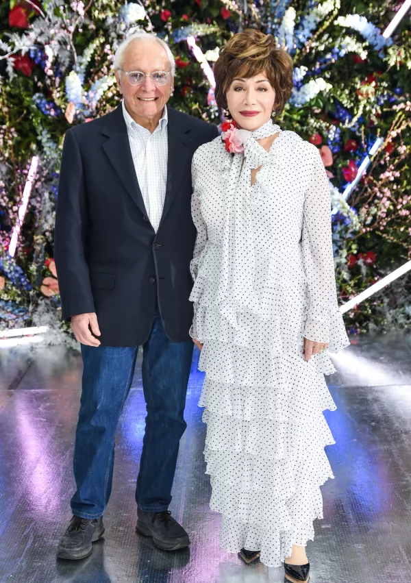 SAN MARINO, CALIFORNIA - FEBRUARY 05: Stewart Resnick and Lynda Resnick attend Rodarte FW19 Fashion Show at The Huntington Library and Gardens on February 05, 2019 in San Marino, California. (Photo by Presley Ann/Patrick McMullan via Getty Images) / Foto: Presley Ann