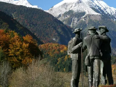 &raquo;&Scaron;tirje srčni možje&laquo; v Ribčevem lazu ob Bohinjskem jezeru. Spomenik so postavili leta 1978, ob 200. obletnici prvega uradnega vzpona, gre pa za delo kiparja Stojana Batiča.  / Foto: Arhiv Triglavski Narodni Park