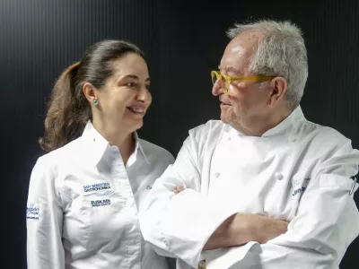 SAN SEBASTIAN, SPAIN - OCTOBER 04: Spanish chefs Elena Arzak (L) and Juan Mari Arzak (R) pose during Gastronomika San Sebastian 2016 on October 4, 2016 in San Sebastian, Spain. (Photo by Gari Garaialde/Getty Images) / Foto: Gari Garaialde