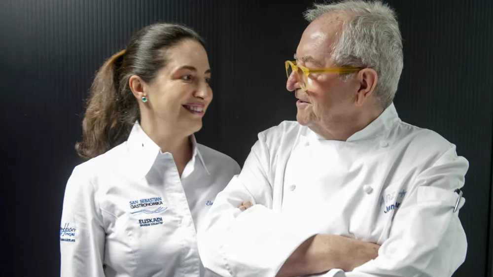SAN SEBASTIAN, SPAIN - OCTOBER 04: Spanish chefs Elena Arzak (L) and Juan Mari Arzak (R) pose during Gastronomika San Sebastian 2016 on October 4, 2016 in San Sebastian, Spain. (Photo by Gari Garaialde/Getty Images) / Foto: Gari Garaialde