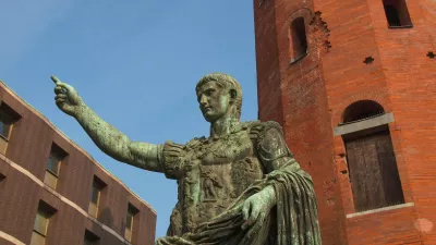 Caesar Augustus monument at Palatine towers in Turin, Italy / Foto: Claudiodivizia Getty Images/istockphoto