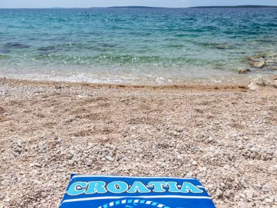 Towel Croatia on the pebbly beach of Mandre, Pag island, Croatia / Foto: Elena Estell&eacute;s Getty Images