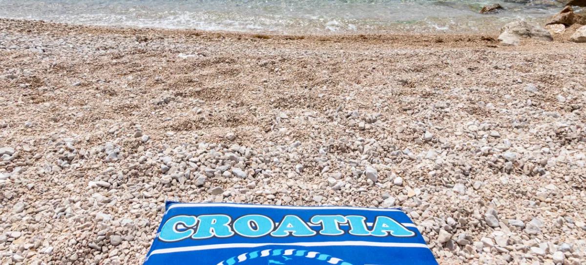 Towel Croatia on the pebbly beach of Mandre, Pag island, Croatia / Foto: Elena Estell&eacute;s Getty Images