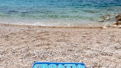Towel Croatia on the pebbly beach of Mandre, Pag island, Croatia / Foto: Elena Estell&eacute;s Getty Images