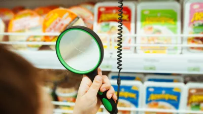 people holds magnifying glass in hand in store and looks at price of product through it. adaptation of stores for people with disabilities. comfortable life with poor eyesight. selective focus / Foto: Aleksandra Pavlova Getty Images