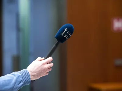 - simbolična fotografija - mediji - programski svet RTV, mikrofon - 03.03.2020 &ndash; Državni zbor -16. redna seja DZ &ndash; poslanci razpravljali in glasovali o kandidaturi predsednika SDS Janeza Jan&scaron;e za mandatarja 14. slovenske vlade //FOTO: Matjaž Ru&scaron;t / Foto: Matjaž Ru&scaron;t