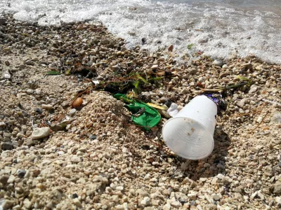 Beautiful beach polluted with trash that the waves brought from the sea, mostly what comes from the yachts and other boats. / Foto: Lumera