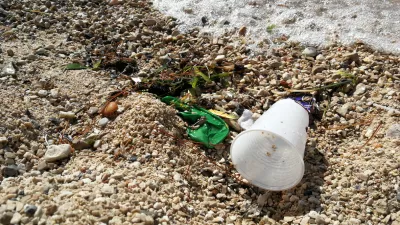 Beautiful beach polluted with trash that the waves brought from the sea, mostly what comes from the yachts and other boats. / Foto: Lumera