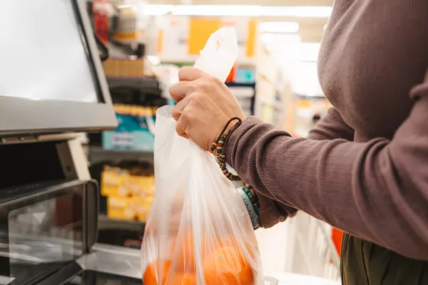 Woman Scanning and Weighing Mandarins At A Supermarket Self-Service Checkout In The Supermarket / Foto: Zheka-boss Getty Images