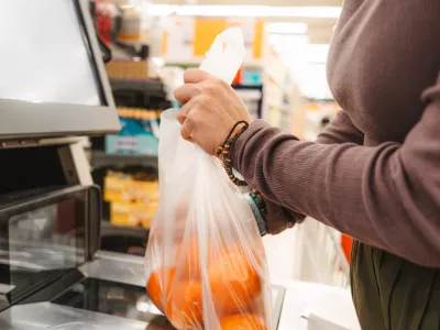 Woman Scanning and Weighing Mandarins At A Supermarket Self-Service Checkout In The Supermarket / Foto: Zheka-boss Getty Images