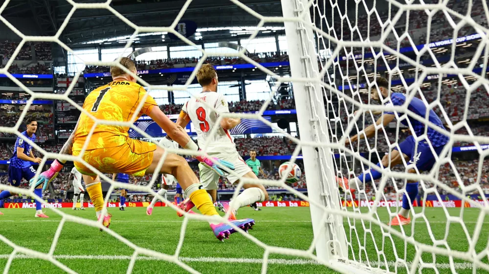 Soccer Football - FIFA World Cup 2026 - Group L - England v Croatia - Dallas Stadium, Arlington, Texas, U.S. - June 17, 2026 England's Harry Kane blocks a shot from Croatia's Josko Gvardiol REUTERS/Hannah Mckay