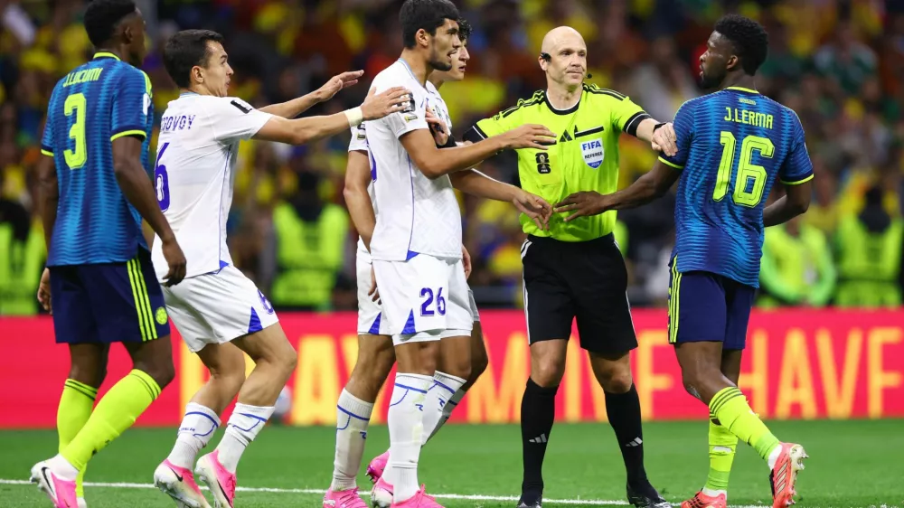 Soccer Football - FIFA World Cup 2026 - Group K - Uzbekistan v Colombia - Estadio Azteca, Mexico City, Mexico - June 17, 2026 Referee Anthony Taylor reacts with Uzbekistan's Jakhongir Urozov and Colombia's Jefferson Lerma REUTERS/Raquel Cunha