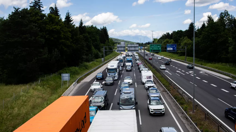 - 04.06.2026. Poletni zastoj na zahodni ljubljanski obvoznici, avtocesta v smeri Primorske. Kolona na Avtocesti.//FOTO: Bojan Velikonja