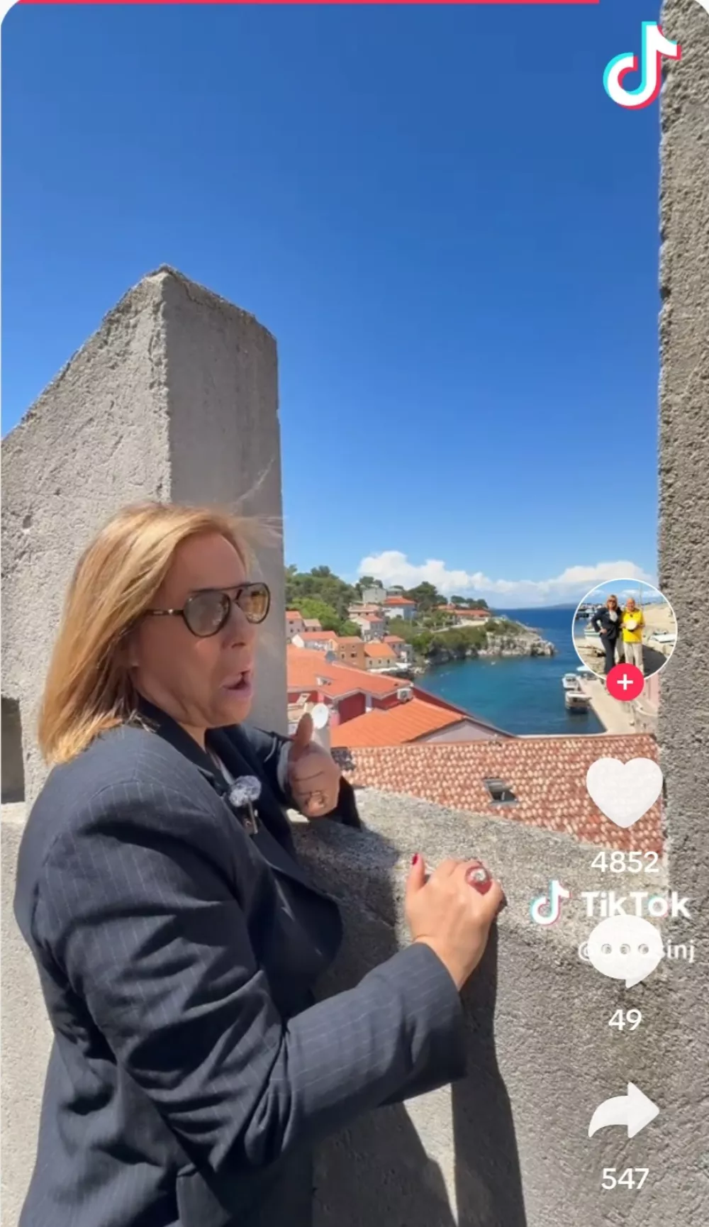 Video se nadaljuje v humornem tonu, prikazuje cerkev, ki je takrat zaprta za obiskovalce, muzej v Kuli, kjer ob ležečem kipu prosi turiste za ti&scaron;ino, ogled pa nadaljuje z ogledom naokoli in zaključi s sladoledom.