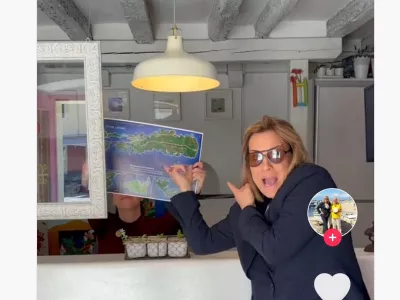 Video se nadaljuje v humornem tonu, prikazuje cerkev, ki je takrat zaprta za obiskovalce, muzej v Kuli, kjer ob ležečem kipu prosi turiste za ti&scaron;ino, ogled pa nadaljuje z ogledom naokoli in zaključi s sladoledom.