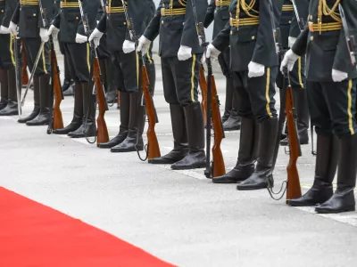 Simbolična fotografija - slovenska vojska - častna straža8.10.2024 - prihod novoimenovanega ministra za obrambo Boruta Sajovica pred ministrstvo za obrambo in sprejem z voja&scaron;kimi častmi - ministrstvo za obramboFOTO: Luka Cjuha