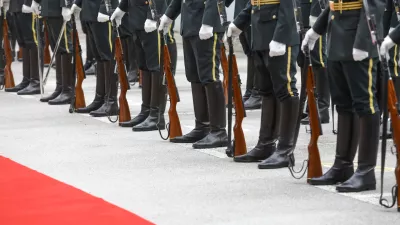 Simbolična fotografija - slovenska vojska - častna straža8.10.2024 - prihod novoimenovanega ministra za obrambo Boruta Sajovica pred ministrstvo za obrambo in sprejem z vojaškimi častmi - ministrstvo za obramboFOTO: Luka Cjuha