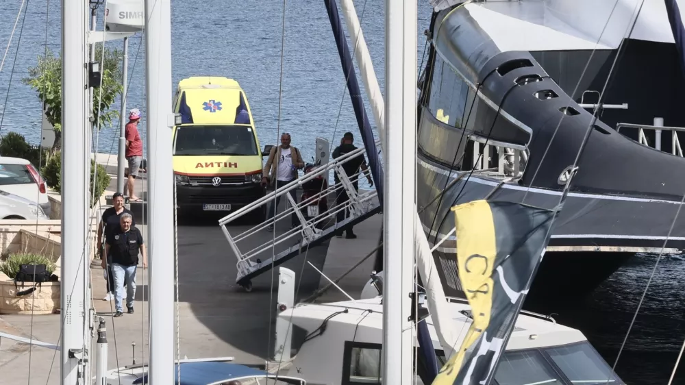 14.06.2026., Milna - Nakon pomorske nesrece koja se danas dogodila kod Splitskih vrata izmedjuu Braca i Solte, u Milni se provodi policijski ocevid na jednom od plovila ukljucenih u sudar. Prema informacijama Ministarstva mora, prometa i infrastrukture, u nesreci su sudjelovali putnicki brod i jedrilica francuske zastave koja je nakon sudara potonula. Na jedrilici se nalazilo osam osoba, od kojih su tri smrtno stradale, za jednom se jos traga, dok su cetiri osobe spasene i prevezene u KBC Split te su izvan zivotne opasnosti. Photo: Ivo Cagalj/PIXSELL