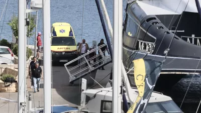 14.06.2026., Milna - Nakon pomorske nesrece koja se danas dogodila kod Splitskih vrata izmedjuu Braca i Solte, u Milni se provodi policijski ocevid na jednom od plovila ukljucenih u sudar. Prema informacijama Ministarstva mora, prometa i infrastrukture, u nesreci su sudjelovali putnicki brod i jedrilica francuske zastave koja je nakon sudara potonula. Na jedrilici se nalazilo osam osoba, od kojih su tri smrtno stradale, za jednom se jos traga, dok su cetiri osobe spasene i prevezene u KBC Split te su izvan zivotne opasnosti. Photo: Ivo Cagalj/PIXSELL