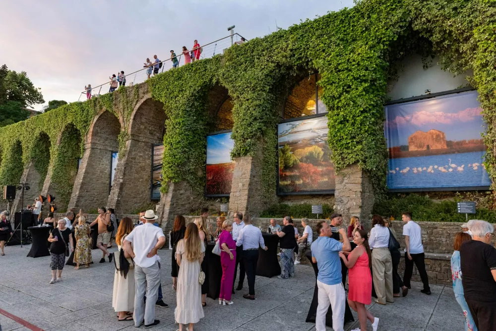 Razstava Sol je spomin morja uspe&scaron;no nadaljuje tradicijo kulturnih postavitev na prostem, ki na priljubljeno obmorsko promenado prina&scaron;ajo lokalno dedi&scaron;čino in umetni&scaron;ke interpretacije prostora. Foto: Litavsky Peter