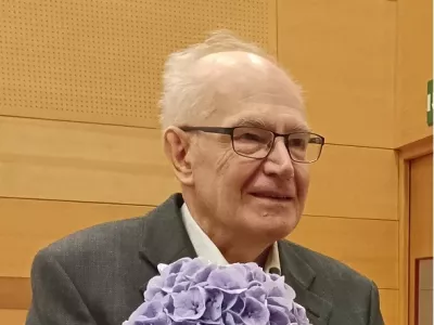 Dr. Izidor Hafner je bil začetnik računalni&scaron;kih tekmovanj v Sloveniji. Bil je prvi učitelj računalni&scaron;tva na slovenskih srednjih &scaron;olah (1969&ndash;1971) in pobudnik uvajanja računalni&scaron;tva v srednje &scaron;ole. 