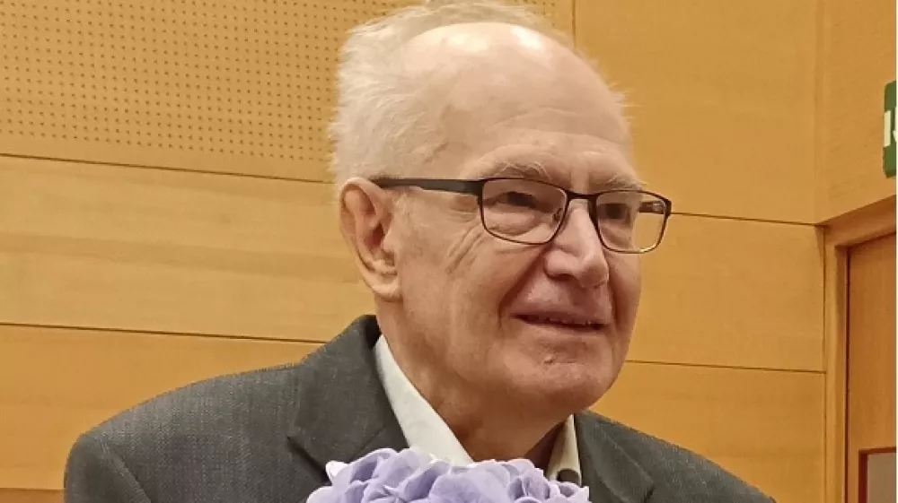 Dr. Izidor Hafner je bil začetnik računalni&scaron;kih tekmovanj v Sloveniji. Bil je prvi učitelj računalni&scaron;tva na slovenskih srednjih &scaron;olah (1969&ndash;1971) in pobudnik uvajanja računalni&scaron;tva v srednje &scaron;ole. 