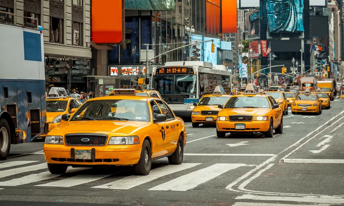 Skrita zgodovina rumenih taksijev: zakaj je simbol New Yorka sploh rumen?
