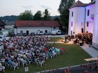 Simfonični orkester Cantabile med izvedbo Carmine Burane na loga&scaron;kem poletnem festivalu leta 2019 F Valter Leban