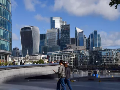 11 September 2024, United Kingdom, London: People walk near Tower Bridge past the City of London skyline, the capital's financial district, as the Office for National Statistics (ONS) reports that the UK economy unexpectedly flatlined in July for the second consecutive month. Photo: Vuk Valcic/ZUMA Press Wire/dpa