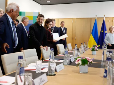 European Commission President Ursula von der Leyen, right, and European Council President Antonio Costa, left, meet with Ukraine's President Volodymyr Zelenskyy, center, on the sidelines of the EU summit in Brussels, Thursday, June 18, 2026. (AP Photo/Geert Vanden Wijngaert, Pool)
